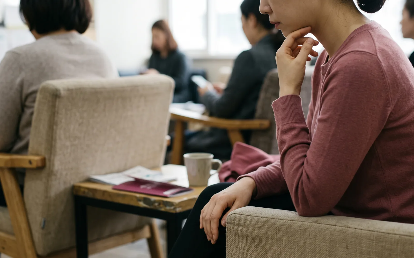 무작정 뾰족하게 만든 턱, 얼굴이 더 커 보이는 이유. 갸름한 얼굴을 원해 턱 필러나 보톡스를 고민하는 사람이 많다.