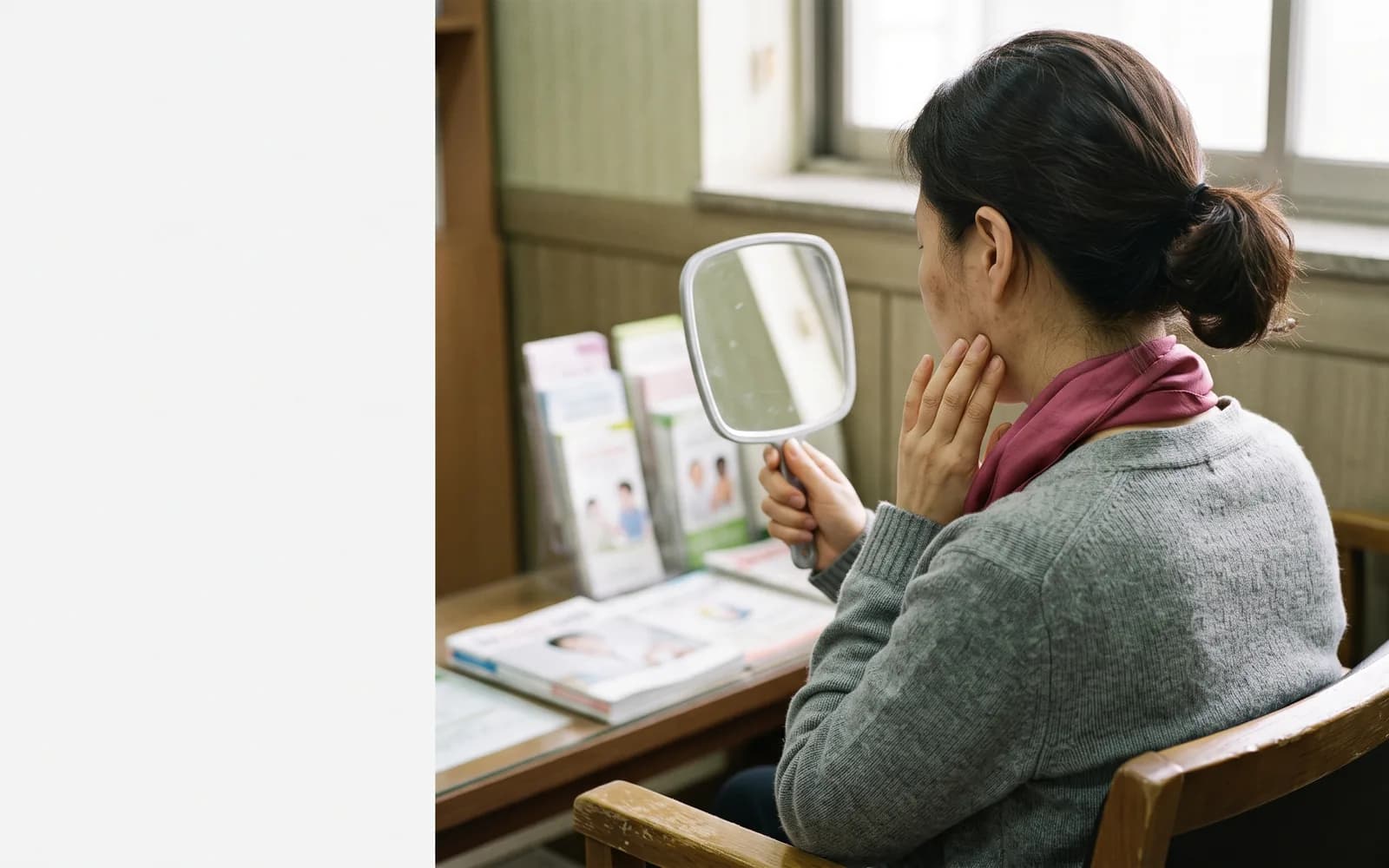 여름휴가 후 올라온 잡티, 당장 레이저 받으면 안 되는 이유. 여름휴가를 다녀온 뒤 얼굴에 거뭇한 잡티가 눈에 띄게 늘었다.