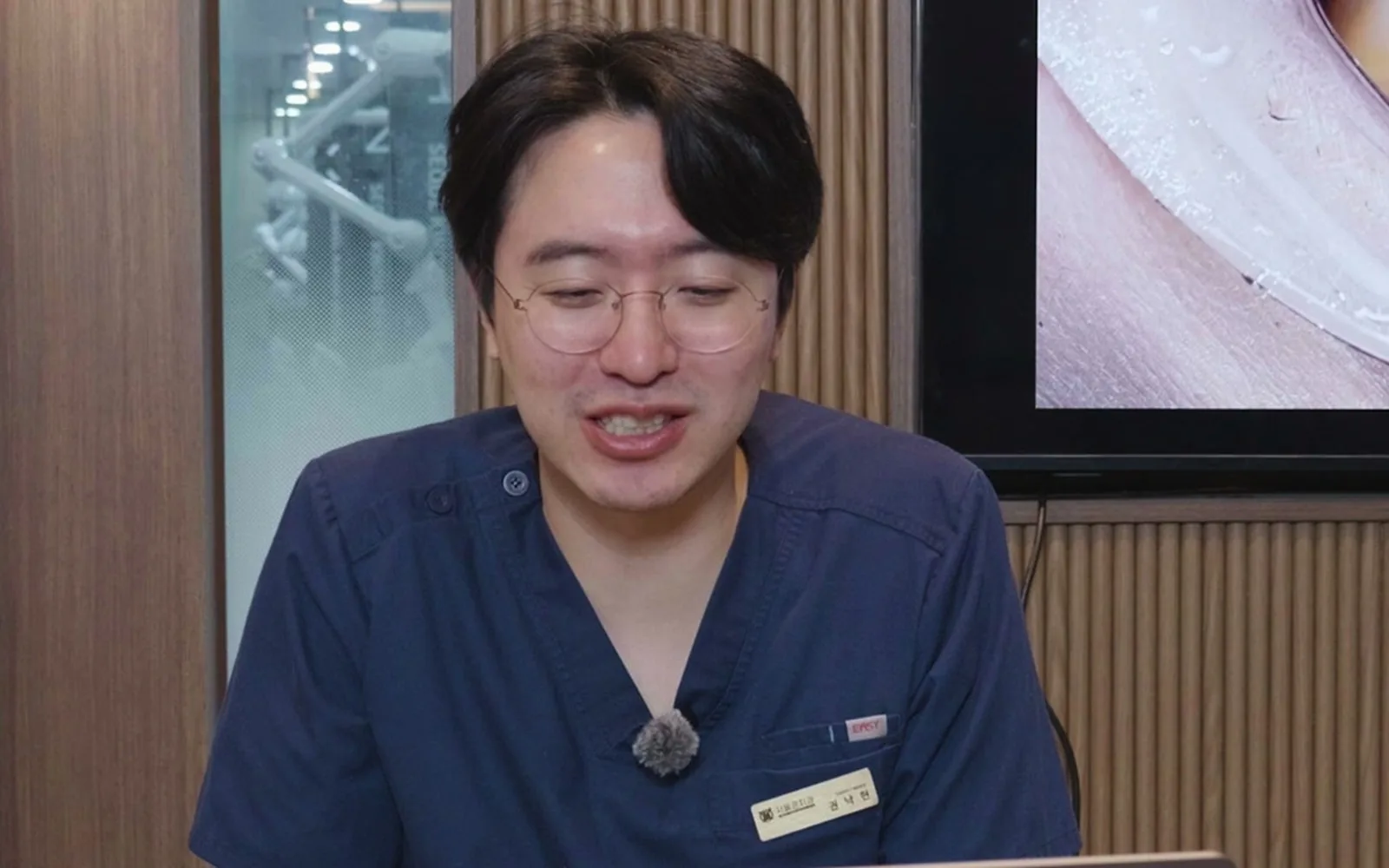 임플란트 후 푹 꺼진 잇몸, 뼈 이식만으론 채울 수 없다